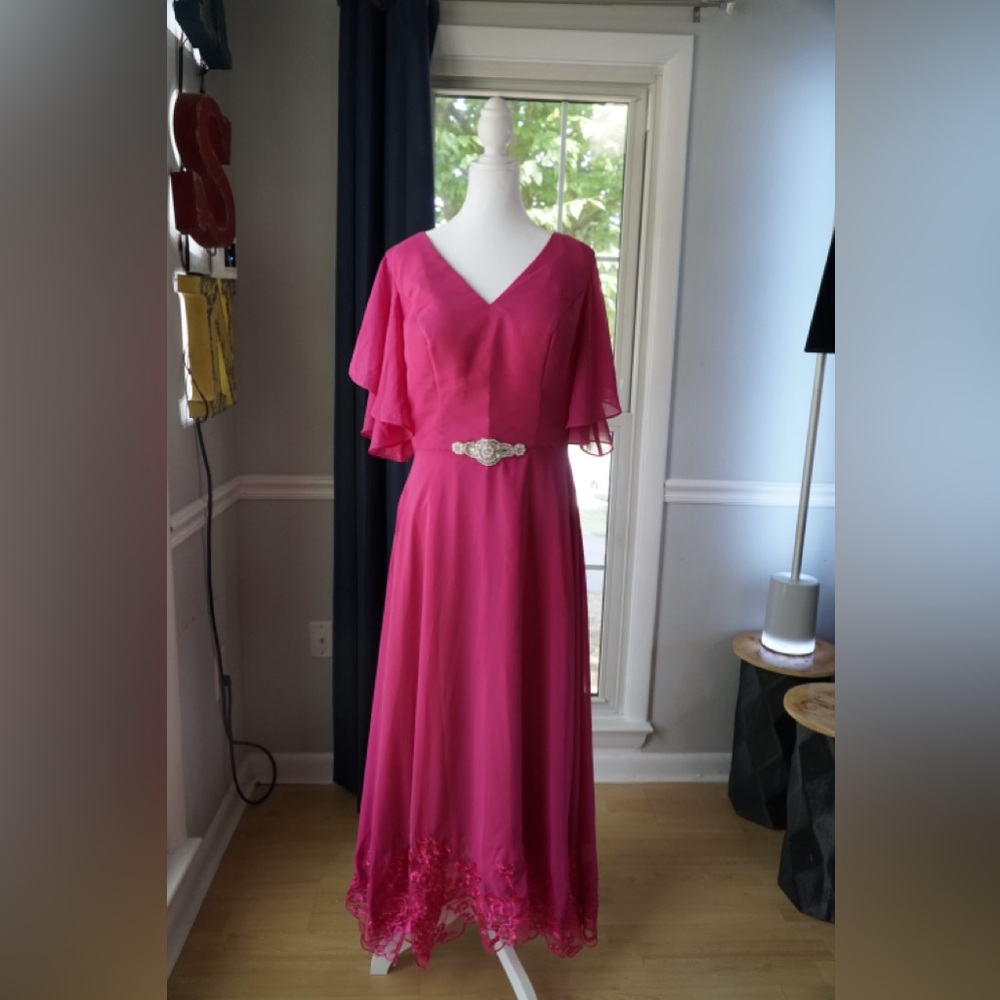 💖 Fuchsia Chiffon Gown w/ Pearl Accent – M NWT